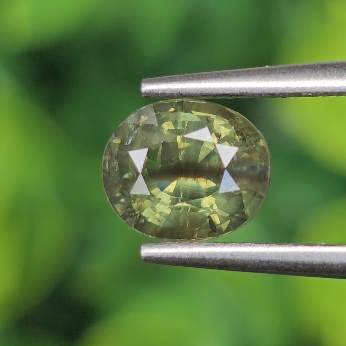 พลอย เขียวส่อง Green Sapphire 1.43 กะรัต (Cts.) ดิบ Unheated พลอยแท้ อัญมณีมงคลประจําวันเกิด เครื่องประดับพลอย