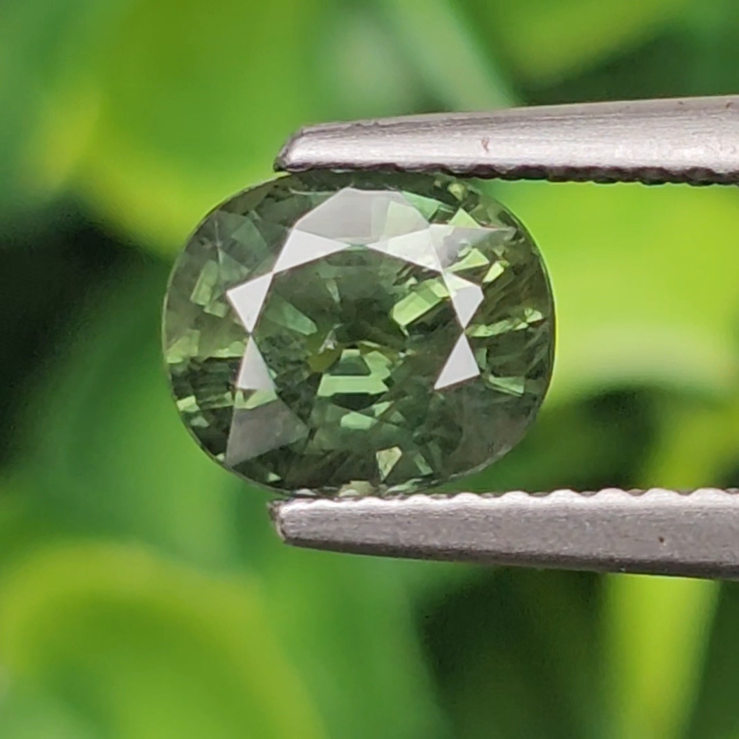 พลอย เขียวส่อง Green Sapphire 1.63 กะรัต (Cts.) พลอยแท้ อัญมณีมงคลประจําวันเกิด เครื่องประดับพลอย