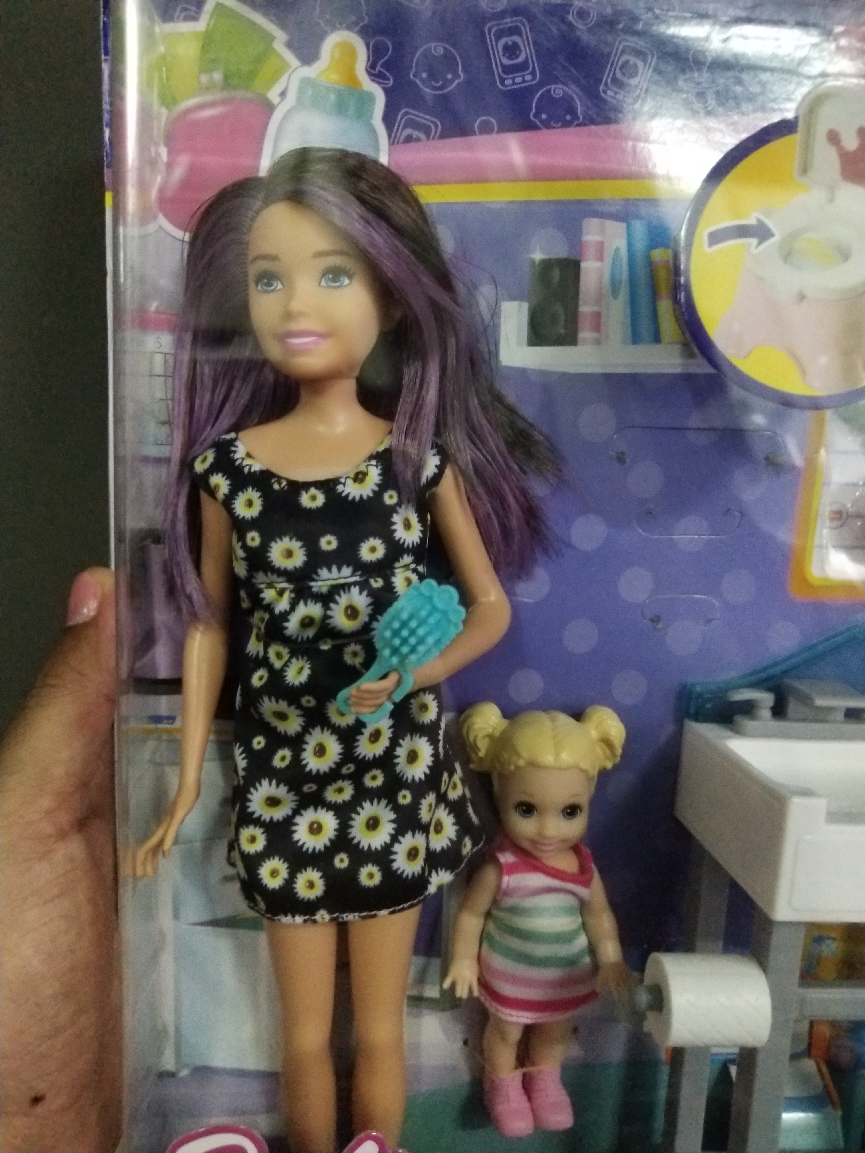 มีหลายภาพ ตุ๊กตาบาร์บี้พี่เลี้ยงเด็ก Barbie Skipper Babysitters Inc. Feeding and Bath-time Playset, featuring Skipper and a small toddler doll """มุมกล่องมีตำหนิ