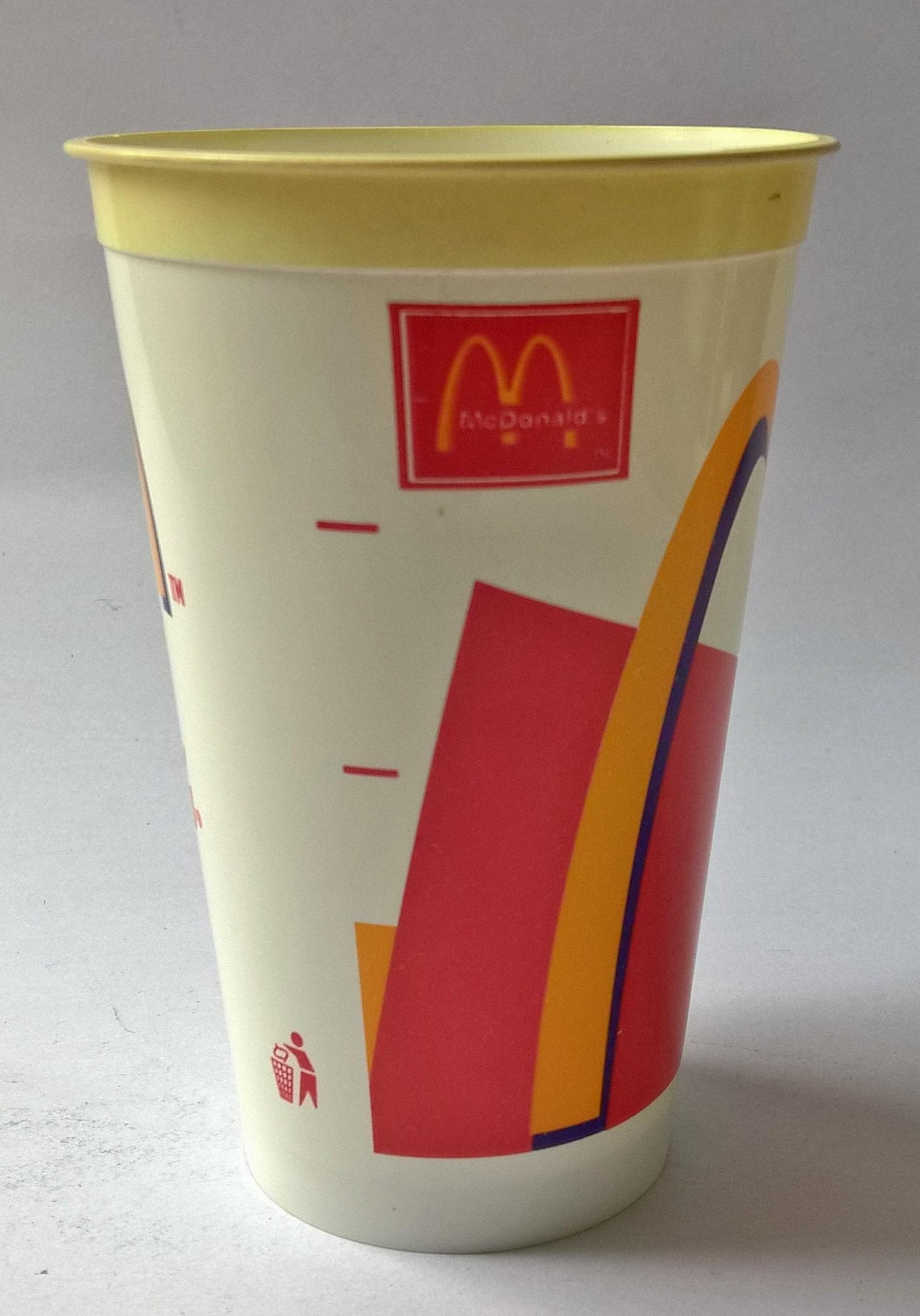 แก้วน้ำพลาสติก แก้วเครื่องดื่มเย็น จากแมคโดนัลด์ Mc Donald ของเก่า**รอบปากแก้วมีสีเข้ม โปรดตรวจสอบทุกภาพ