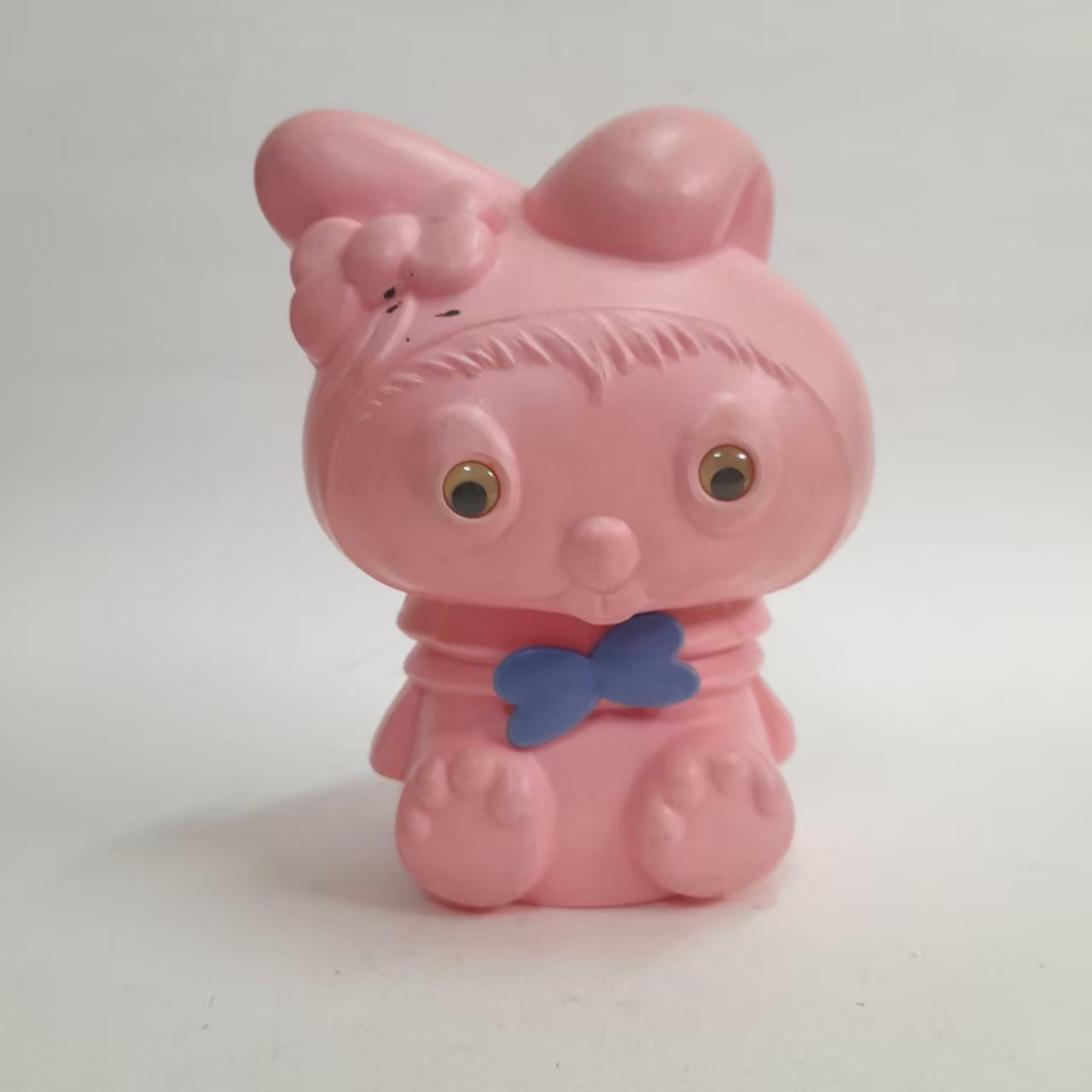 กระปุกออมสินเรโทร ,มีหลายภาพ งานโปร่ง งานไทย มีตราปั๊มที่ก้น มีจุกครบ ขนาดตามรูป มือสองสภาพดี มีรอยบ้าง