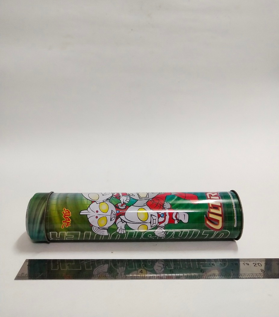 กล่องสังกะสีพิมพ์ลาย อุลตร้าแมนชูตเตอร์ จาก ปลาเส้นฟิชโช่ ขนาดตามรูป งานสะสมเก่าเก็บมือสองสภาพดี มีรอยบุบนิดหน่อย หายากแล้ว