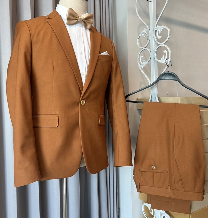 เช่า ชุดสูทชาย สีน้ำตาล คาราเมล รุ่นคลาสสิค (ไม่มีเสื้อกั๊ก)