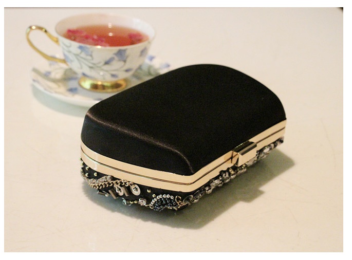 พร้อมส่ง Evening Clutch กระเป๋าออกงาน สีดำ แต่งเลื่อม และมุก สุดหรู พร้อมสายโซ่สะพายสั้น/ยาว สำเนา