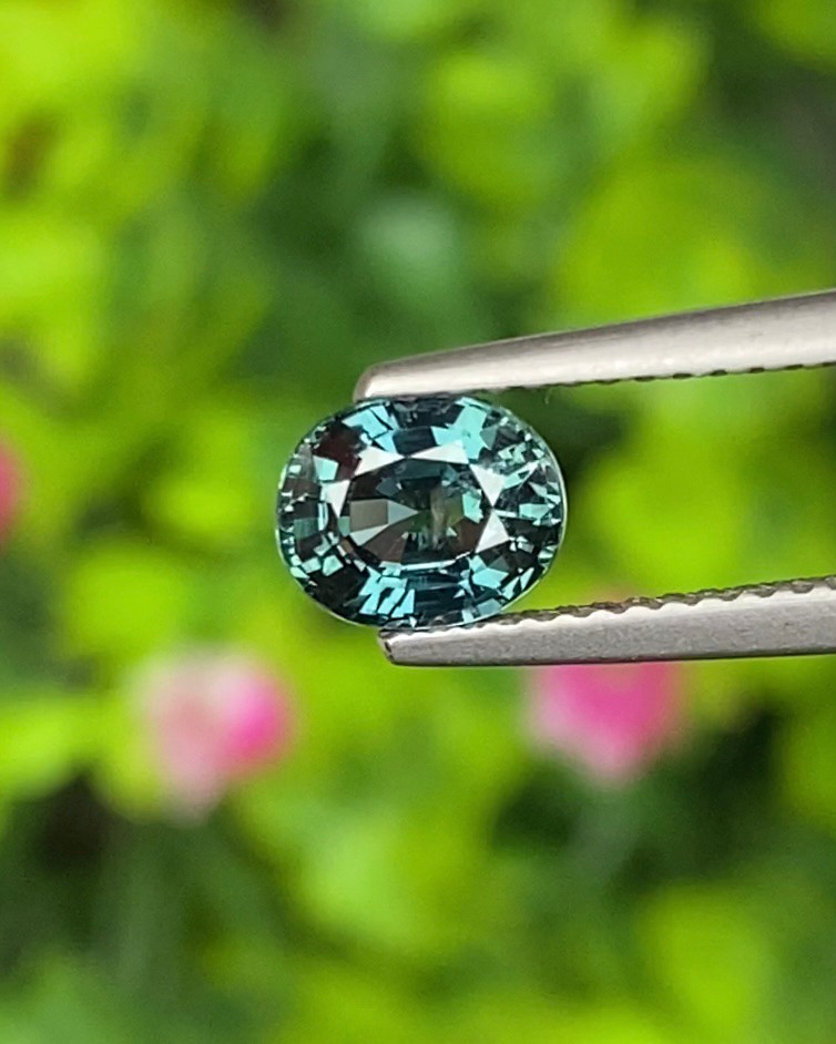 พลอย เขียวส่อง (Green Sapphire) 1.34 กะรัต (Cts.) ดิบ พลอยแท้ อัญมณีมงคลประจําวันเกิด เครื่องประดับพลอย