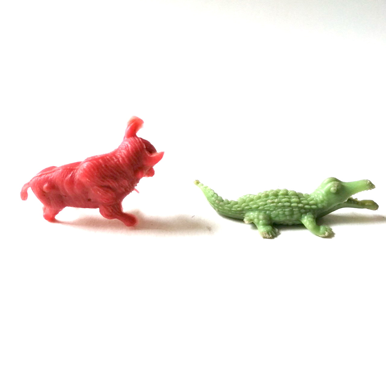 ตุ๊กตุ่นแอ๊นท์ถุงถั่ว รูปสัตว์ จระเข้ และ วัวกระทิง ขนาด 2.5 นิ้ว สีเขียว และแดง งานเก่าหายาก สภาพดี
