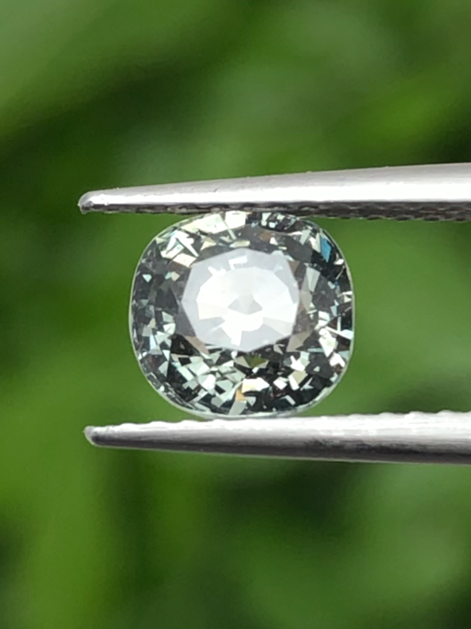 พลอย เขียวส่อง Green Sapphire 绿色蓝宝石 1.54 กะรัต (Cts.克拉) ดิบ/ Unheated 未加热的 พลอยแท้ อัญมณีมงคลประจําวันเกิด เครื่องประดับพลอย