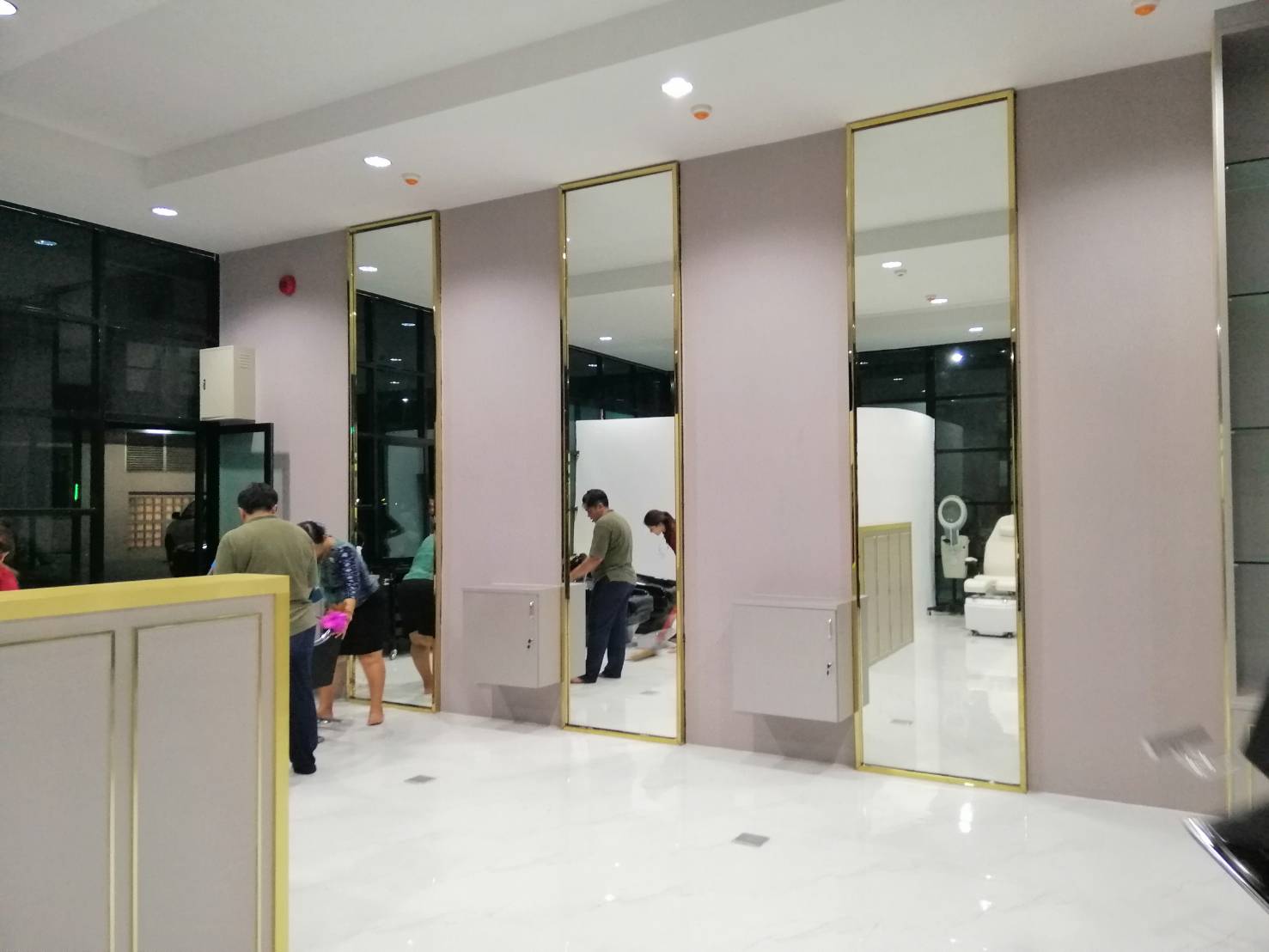 งานกระจกเงา ติดกรอบสแตนเลสสีทอง กระจกร้านเสริมสวย กระจกร้านตัดผม