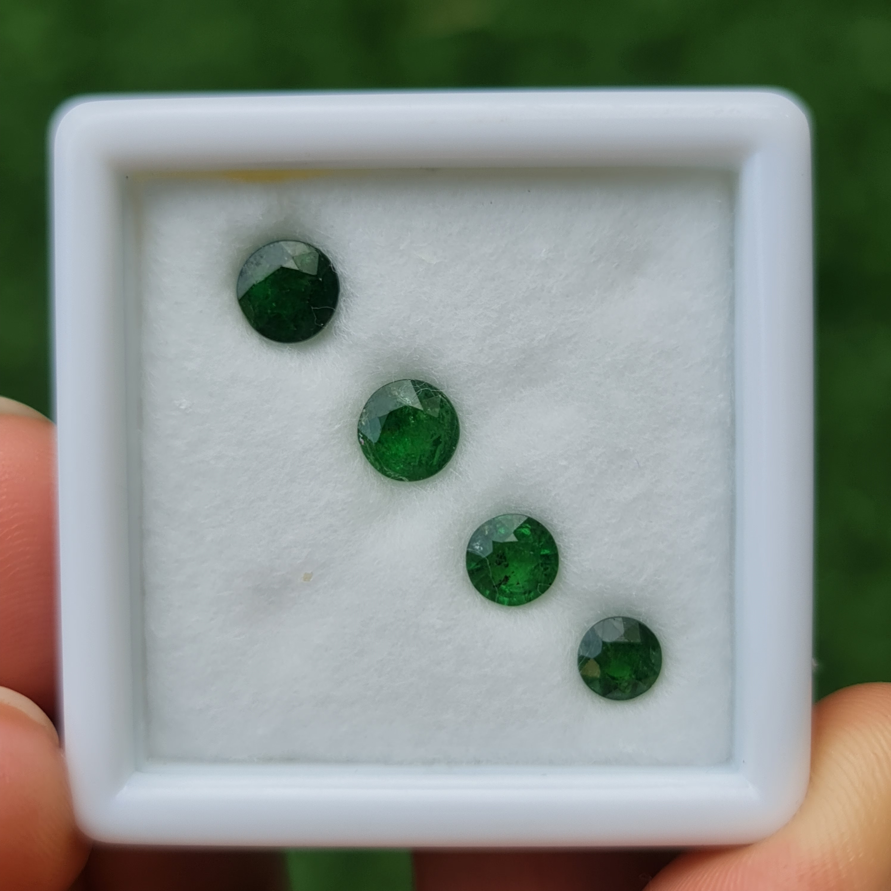 พลอย ซาโวไรท์ Tsavorite Garnet 2.78 กะรัต (Cts.) 4 เม็ด พลอยแท้ อัญมณีมงคลประจําวันเกิด เครื่องประดับพลอย