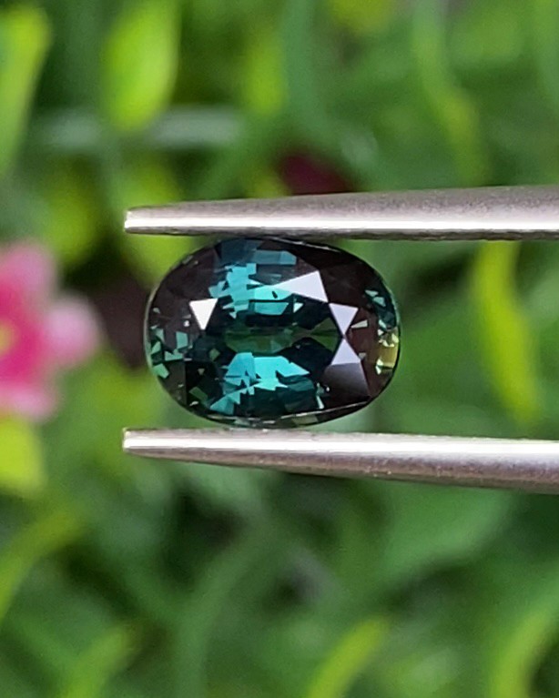พลอย เขียวส่อง Blue - Green Sapphire 1.30 กะรัต (Cts.) ดิบ (Unheated) พลอยแท้ อัญมณีมงคลประจําวันเกิด เครื่องประดับพลอย