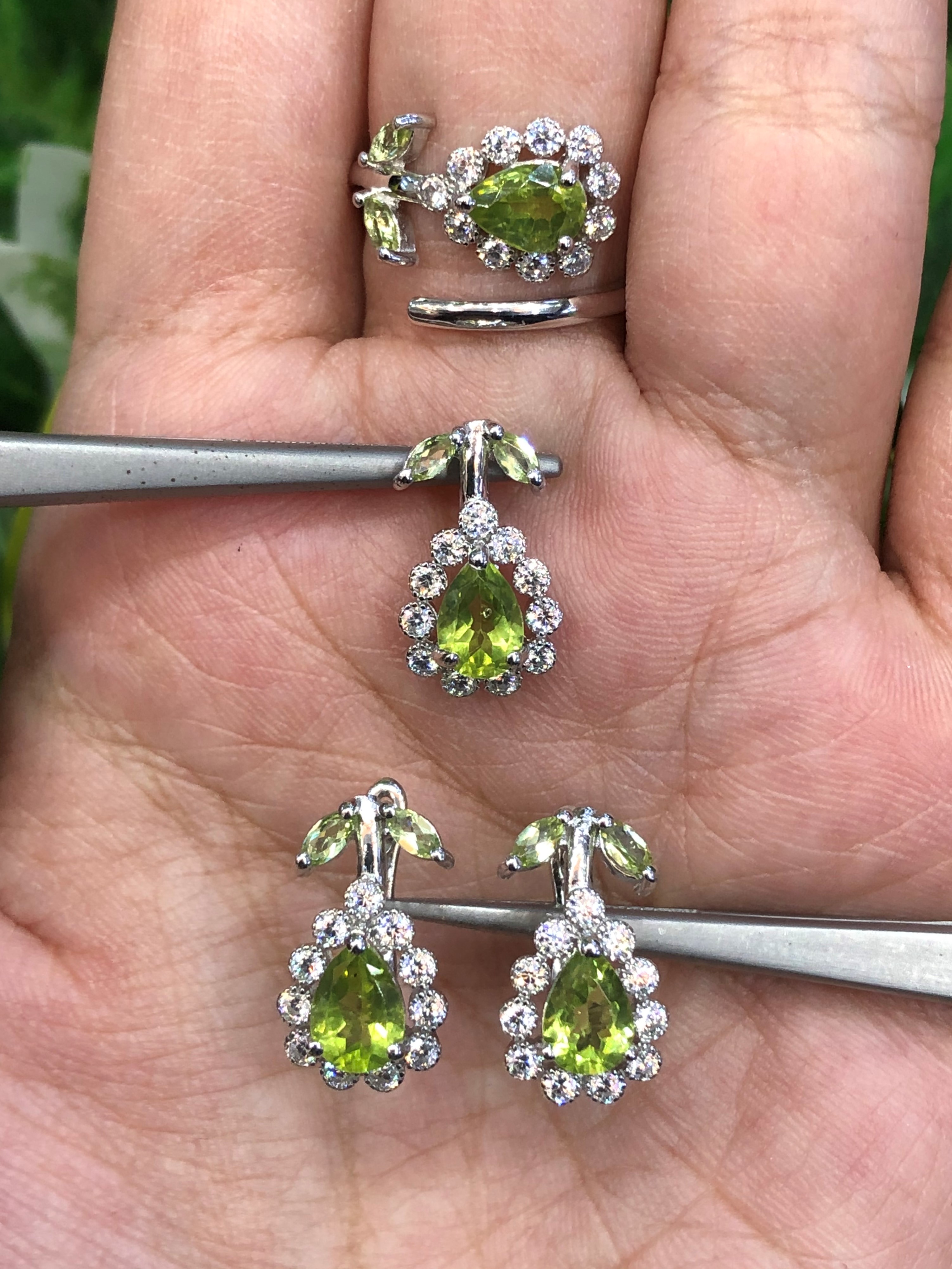 ชุดเครื่องประดับพลอย เพอริโด Peridot Jewelry ตัวเรือนเงินแท้ ชุบทองคำขาว เพชร CZ คัดคุณภาพ