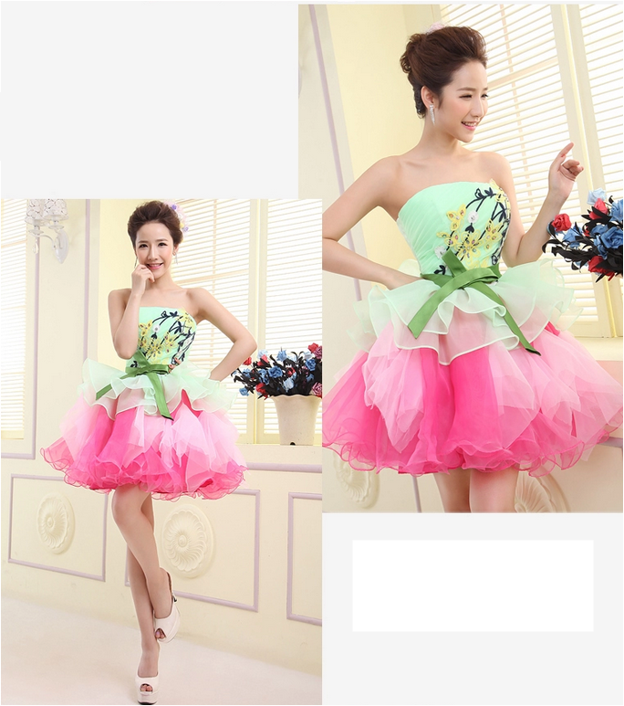 พร้อมเช่า ชุดแฟนซี ชุดราตรีสั้น เกาะอก สีเขียวชมพู แต่งดอกช่วงอก ผูกโบว์คาดเอว กระโปรงผ้าแก้วเป็นชั้น ๆ ซิปหลัง