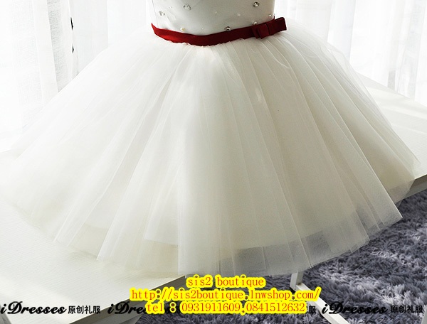 Pre-order ชุดราตรีเด็ก ชุดออกงาน สไตล์เจ้าหญิง สีขาว ปักเลื่อม ปักมุกที่คอ คาดเอวด้วยผ้าซาตินสีไวน์แดง กระโปรงตาข่ายตกแต่งเป็นชั้น ๆ สวยหรู