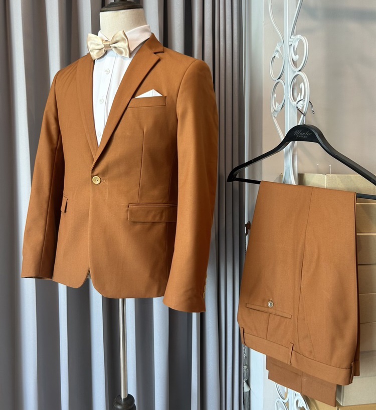 เช่า ชุดสูทชาย สีน้ำตาล คาราเมล รุ่นคลาสสิค (ไม่มีเสื้อกั๊ก)