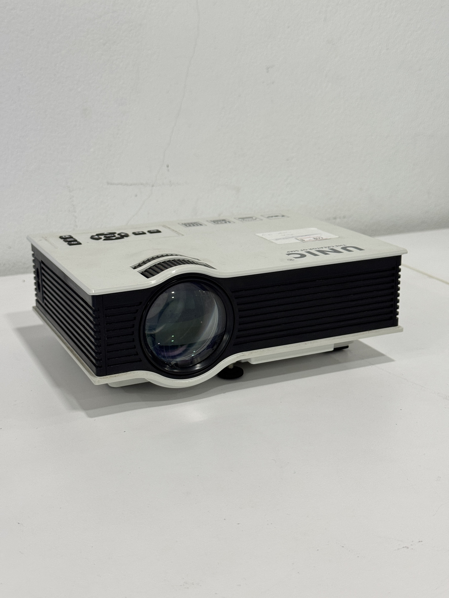 มินิโปรเจคเตอร์ UNIC LED The Creat of SMP Projector
