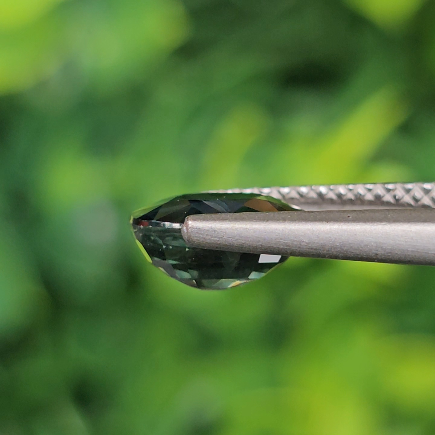 พลอย เขียวส่อง Green Sapphire 1.87 กะรัต (Cts.) ดิบ Unheated พลอยแท้ อัญมณีมงคลประจําวันเกิด เครื่องประดับพลอย