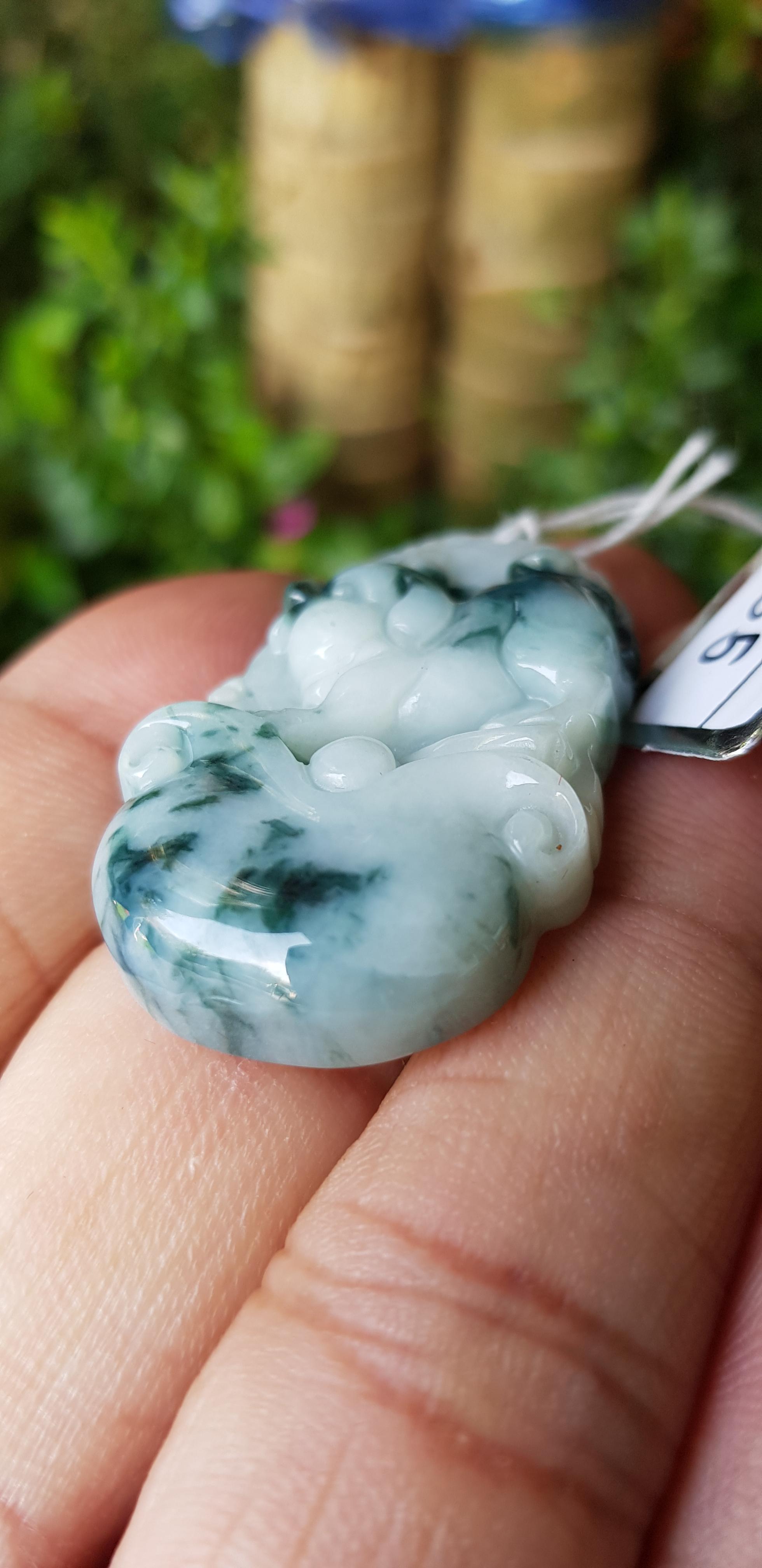 หยก พม่า แท้ Jade จี้หยก (jadeite) แกะสลักรูปสุนัข (ปีจอ) ดิบ ไม่ผ่านการปรับปรุง (Type A) พม่า (Myanmar)