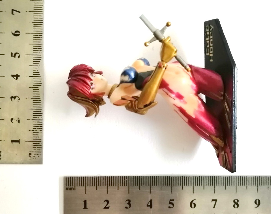 บัส ครึ่งตัว คิวตี้ฮันนี่แฟลช พร้อมฐาน ตำหนิดาบหัก ขายตามสภาพ