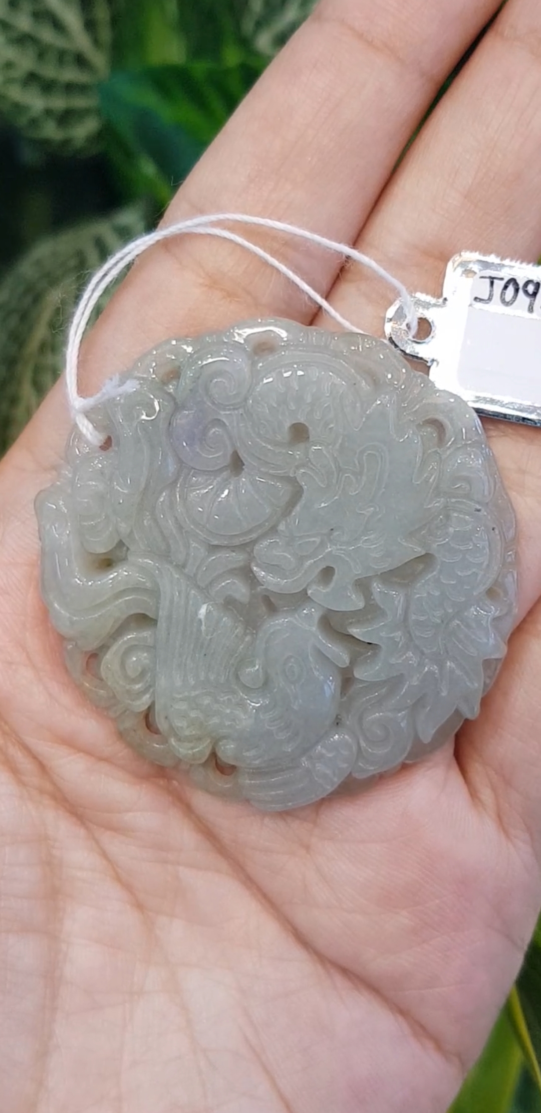 หยก พม่า แท้ Jade จี้หยก (jadeite) แกะสลักรูปมังกร ดิบ ไม่ผ่านการปรับปรุง (Type A) พม่า (Myanmar)