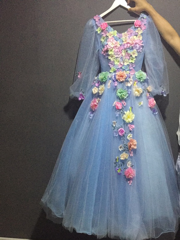 Pro-order ชุดราตรี ชุดแฟนซียาว แขนยาว คอวี ผ้าแก้ว แต่งดอกไม้แฮนด์เมด สไตล์เจ้าหญิง กระโปรงพองสวย เชือกผูกหลัง สวยหรู