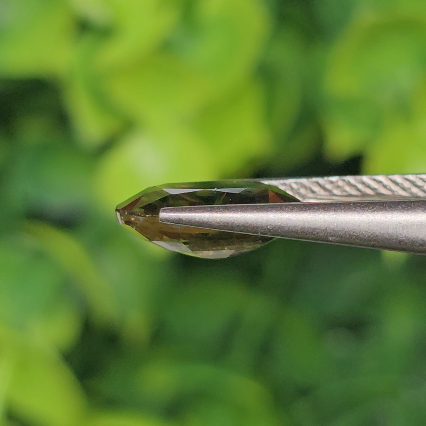 พลอย เขียวส่อง Green Sapphire 2.87 กะรัต (Cts.) พลอยแท้ อัญมณีมงคลประจําวันเกิด เครื่องประดับพลอย