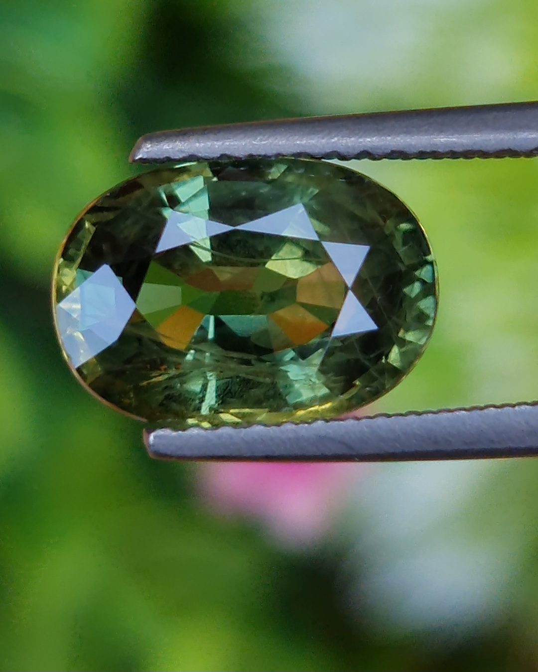 พลอย เขียวส่อง Green Sapphire 3.83 กะรัต (Cts.) พลอยแท้ อัญมณีมงคลประจําวันเกิด เครื่องประดับพลอย
