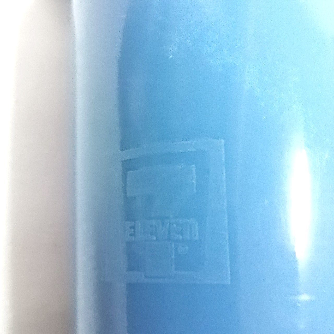 ของสะสมสติ๊ชสีน้ำเงิน เป็นฝาแก้วน้ำพลาสติกสีน้ำเงิน ลายสติซ จาก Lelo and Stitch งานสะสมเก่าจากเซเว่นอีเลฟเว่น ***ลายที่ตัวแก้วมีรอยสีลอกบ้าง