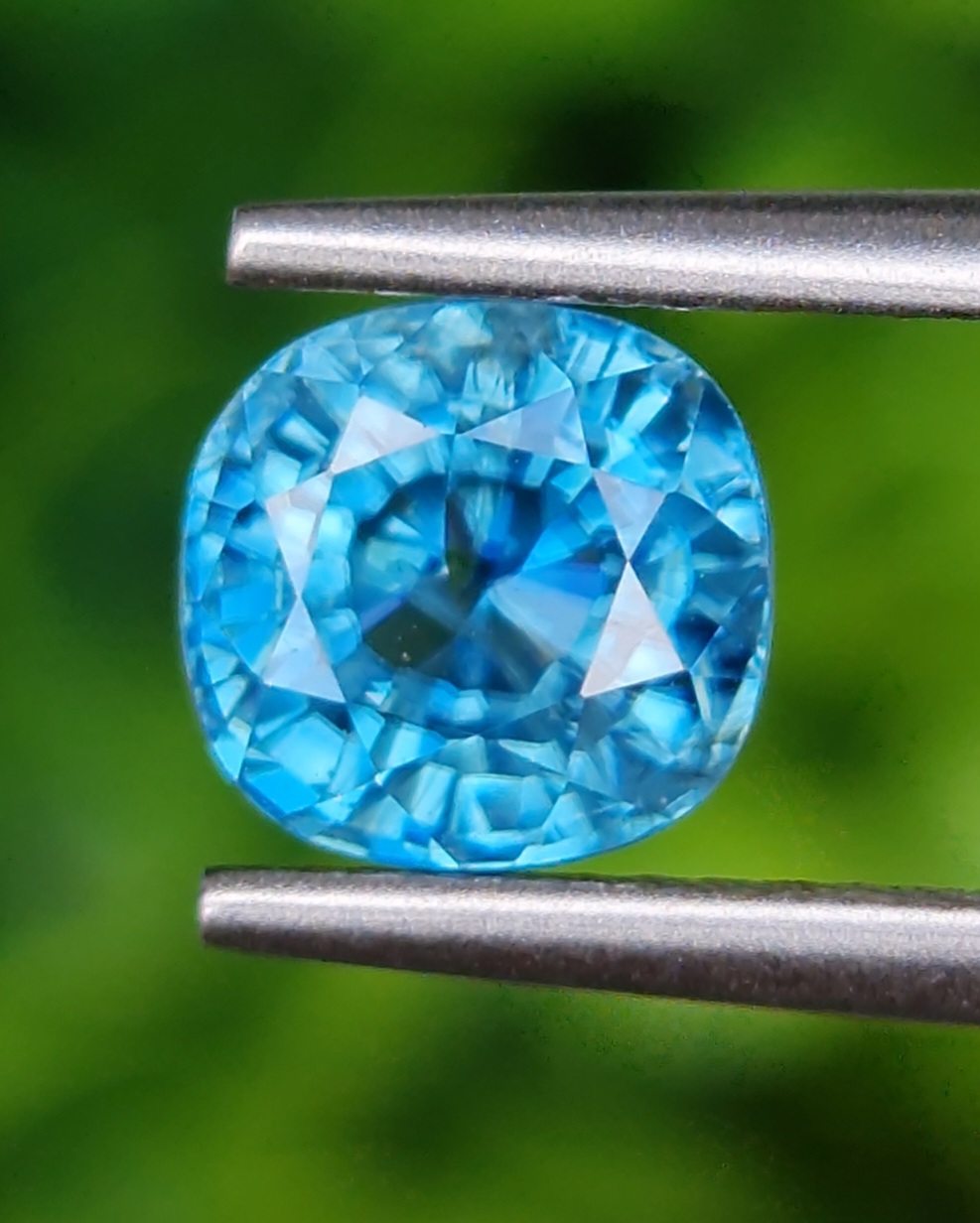 พลอย เพทาย (Zircon) 2.89 กะรัต (Cts.) พลอยแท้ อัญมณีมงคลประจําวันเกิด เครื่องประดับพลอย