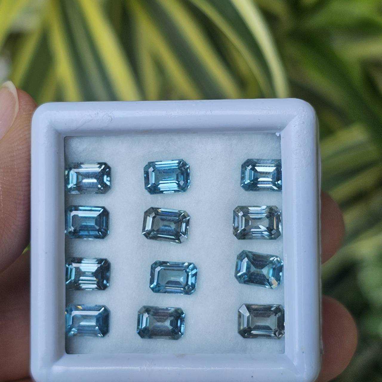 พลอย เพทาย (Zircon) 16.95 กะรัต (Cts.) 12 (Pcs.) พลอยแท้ อัญมณีมงคลประจําวันเกิด เครื่องประดับพลอย