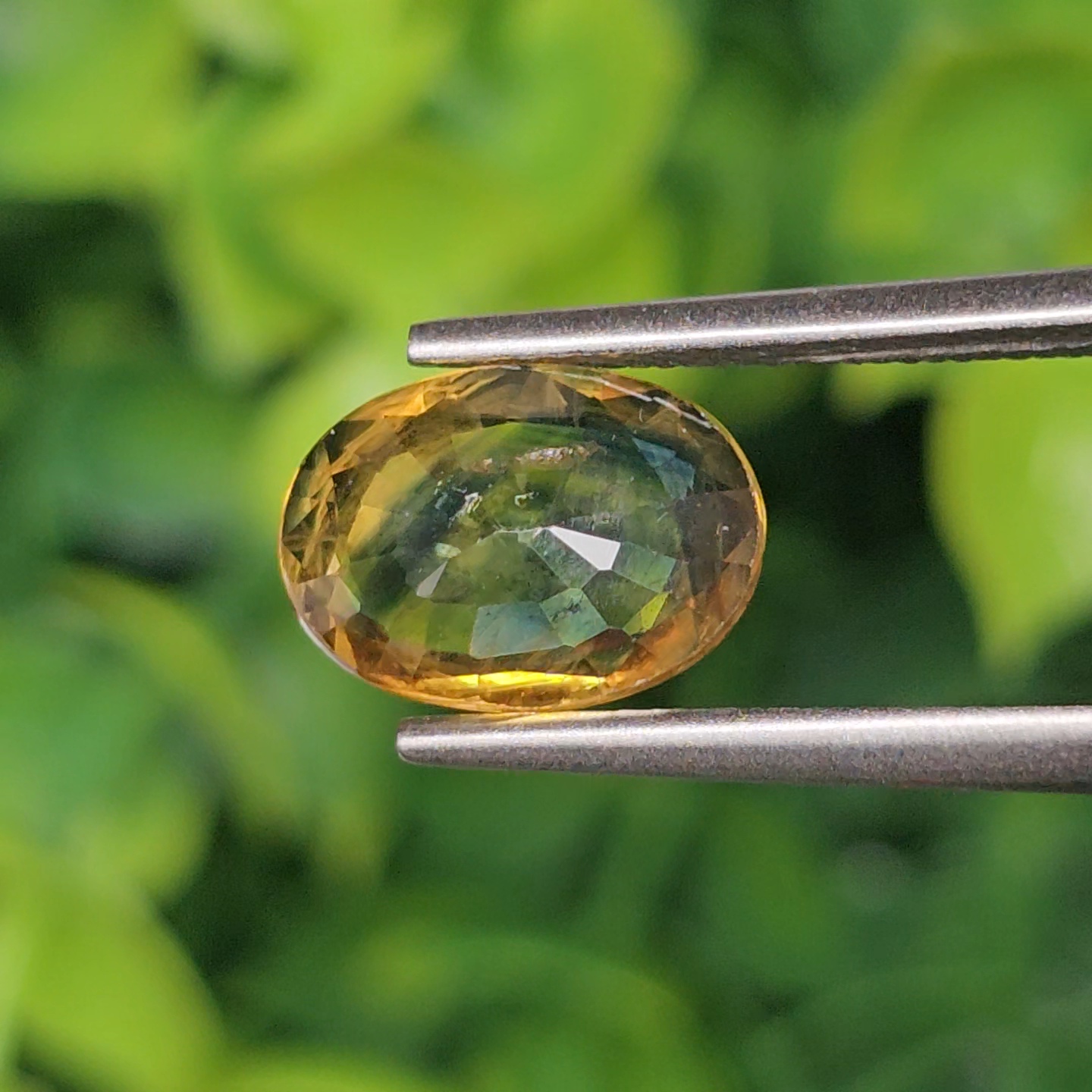 พลอย เขียวส่อง Green Sapphire 2.87 กะรัต (Cts.) พลอยแท้ อัญมณีมงคลประจําวันเกิด เครื่องประดับพลอย