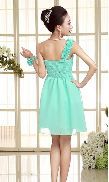 พร้อมส่ง ชุดเดรสสั้น ไหล่เดียว อัดพลีทช่วงอก จับสม๊อกด้านหลัง สีเขียวมิ้นท์