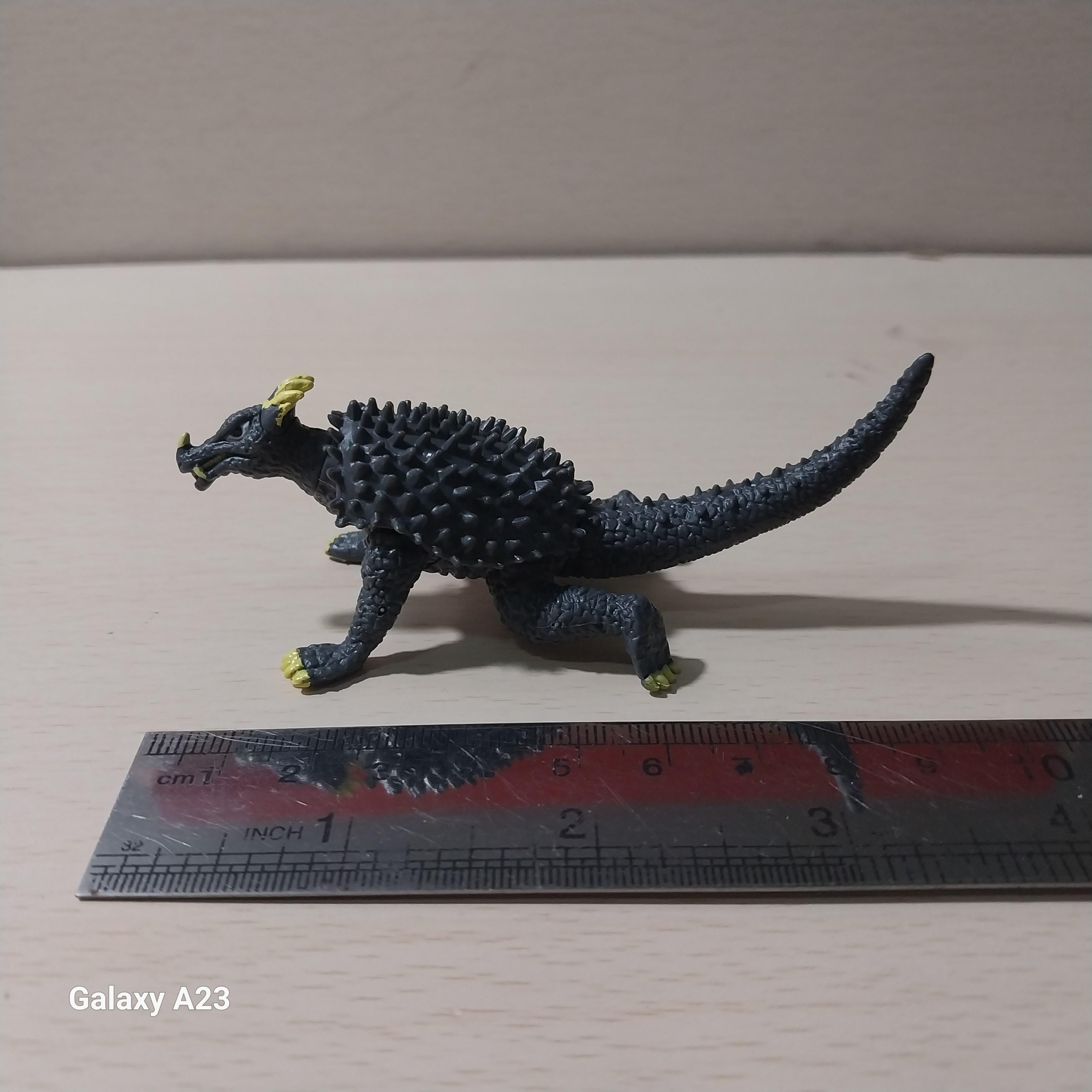 มือ2 มีหลายภาพ,กาชาปอง ยางตัน ขนาด 3 นิ้ว สัตว์ประหลาด แองกีรัส สภาพดี มีรอยบ้าง