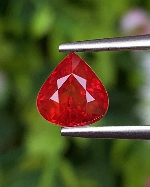 พลอย ทับทิม ซองเจีย Songea Ruby Sapphire 1.86 กะรัต (Cts.) พลอยแท้ อัญมณีมงคลประจําวันเกิด เครื่องประดับพลอย