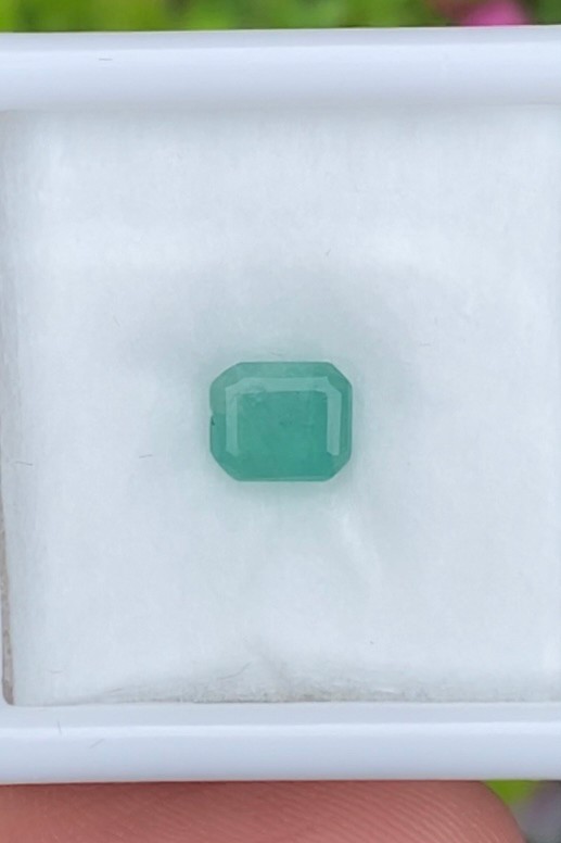 พลอย มรกต Natural Emerald แซมเบีย 0.71 กะรัต (Cts.) พลอยแท้ อัญมณีมงคลประจําวันเกิด เครื่องประดับพลอย