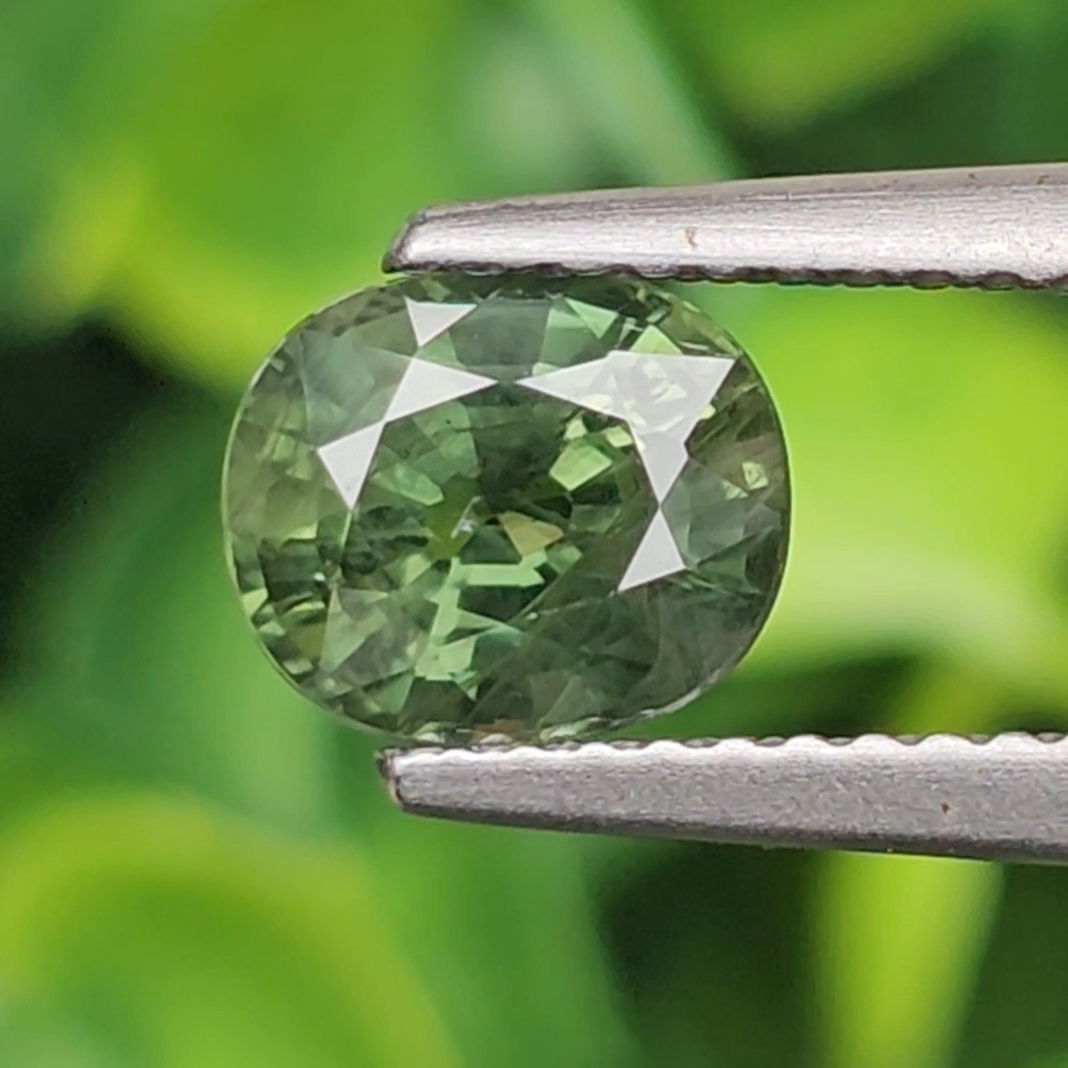 พลอย เขียวส่อง Green Sapphire 1.63 กะรัต (Cts.) พลอยแท้ อัญมณีมงคลประจําวันเกิด เครื่องประดับพลอย