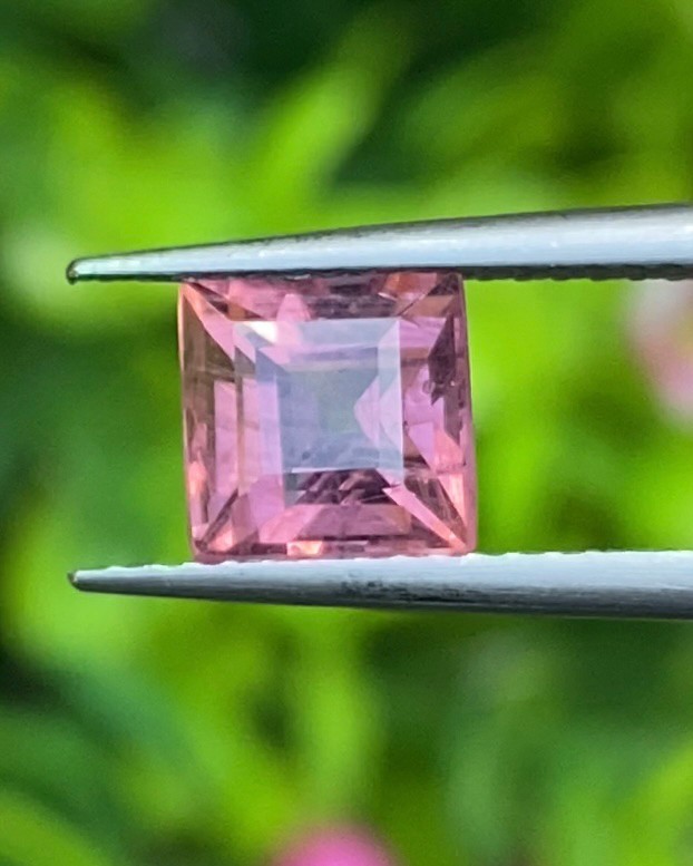 พลอย สปิเนล (Spinel) 1.71 กะรัต (Cts.) ดิบ (Unheated) พลอยแท้ อัญมณีมงคลประจําวันเกิด เครื่องประดับพลอย