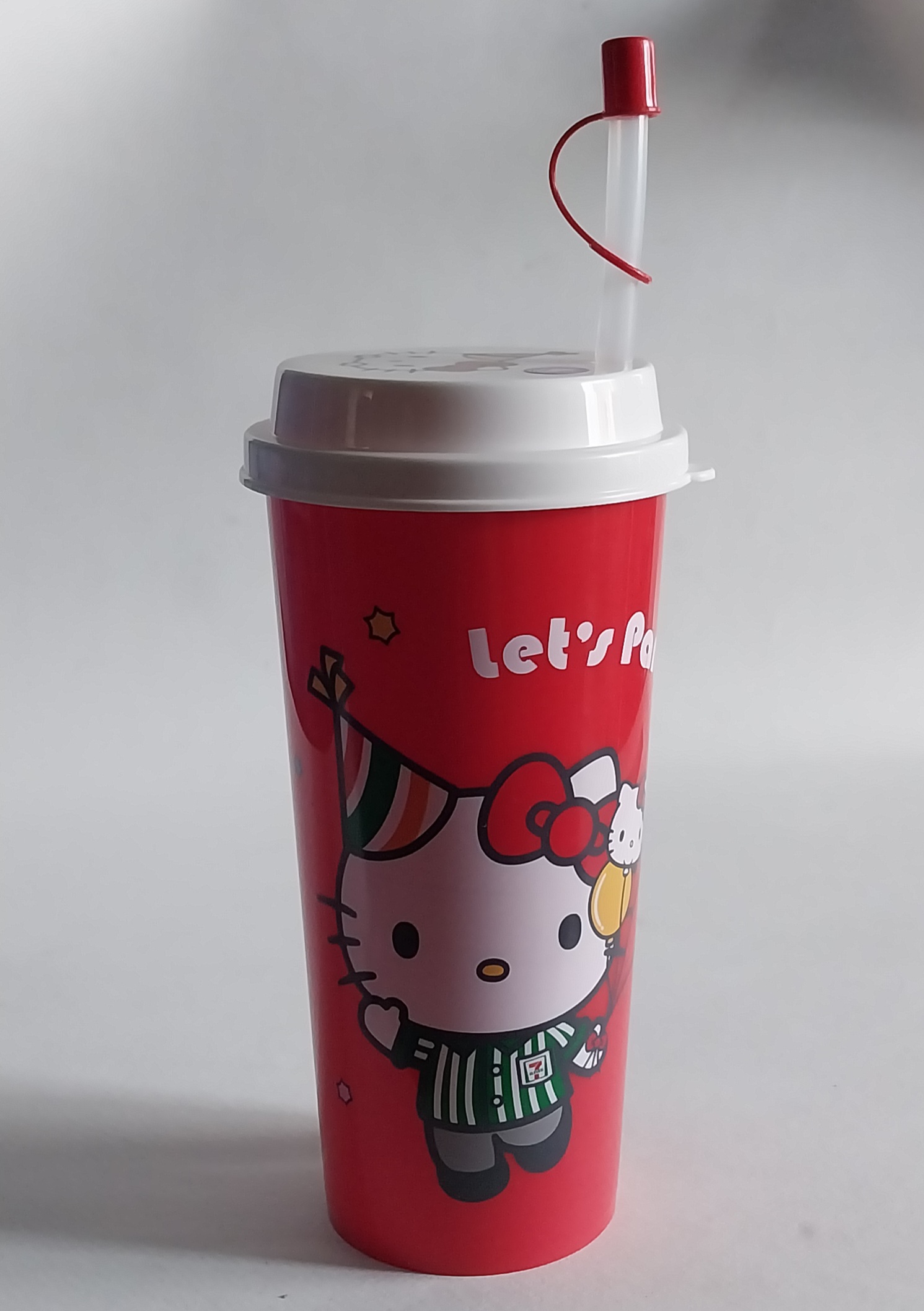 แก้วน้ำอัดลม ขนาดประมาณ 18 ออนซ์ ของสะสมจาก 7-11 Sanrio Collection สีแดง-ขาว ลายเฮลโหล คิตตี้ Hello Kitty