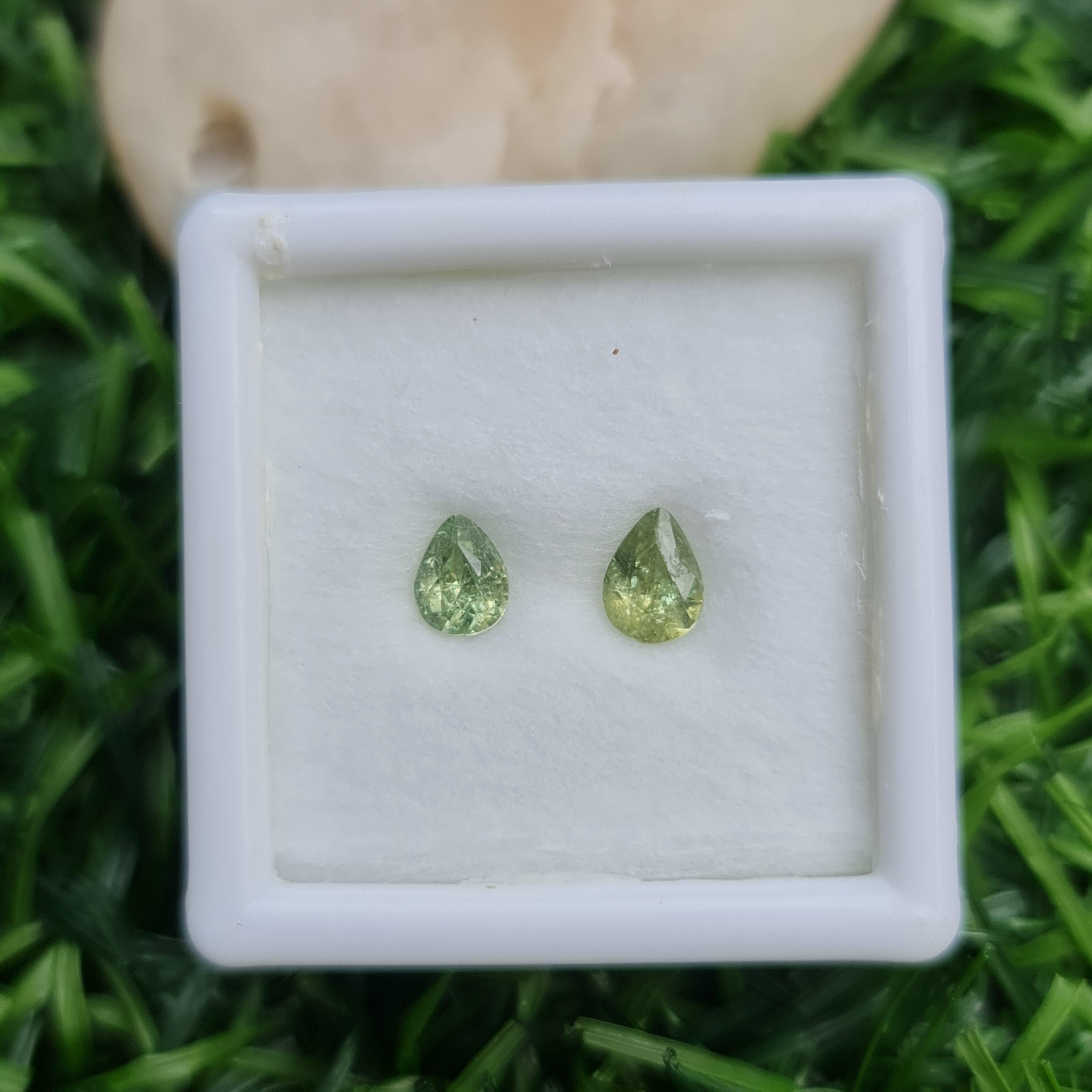 พลอย ดีแมนทรอยด์ การ์เน็ต Demantoid Garnet 0.58 Cts. 2 เม็ด (Pcs.) ดิบ Unheated พลอยแท้ อัญมณีมงคลประจําวันเกิด เครื่องประดับพลอย