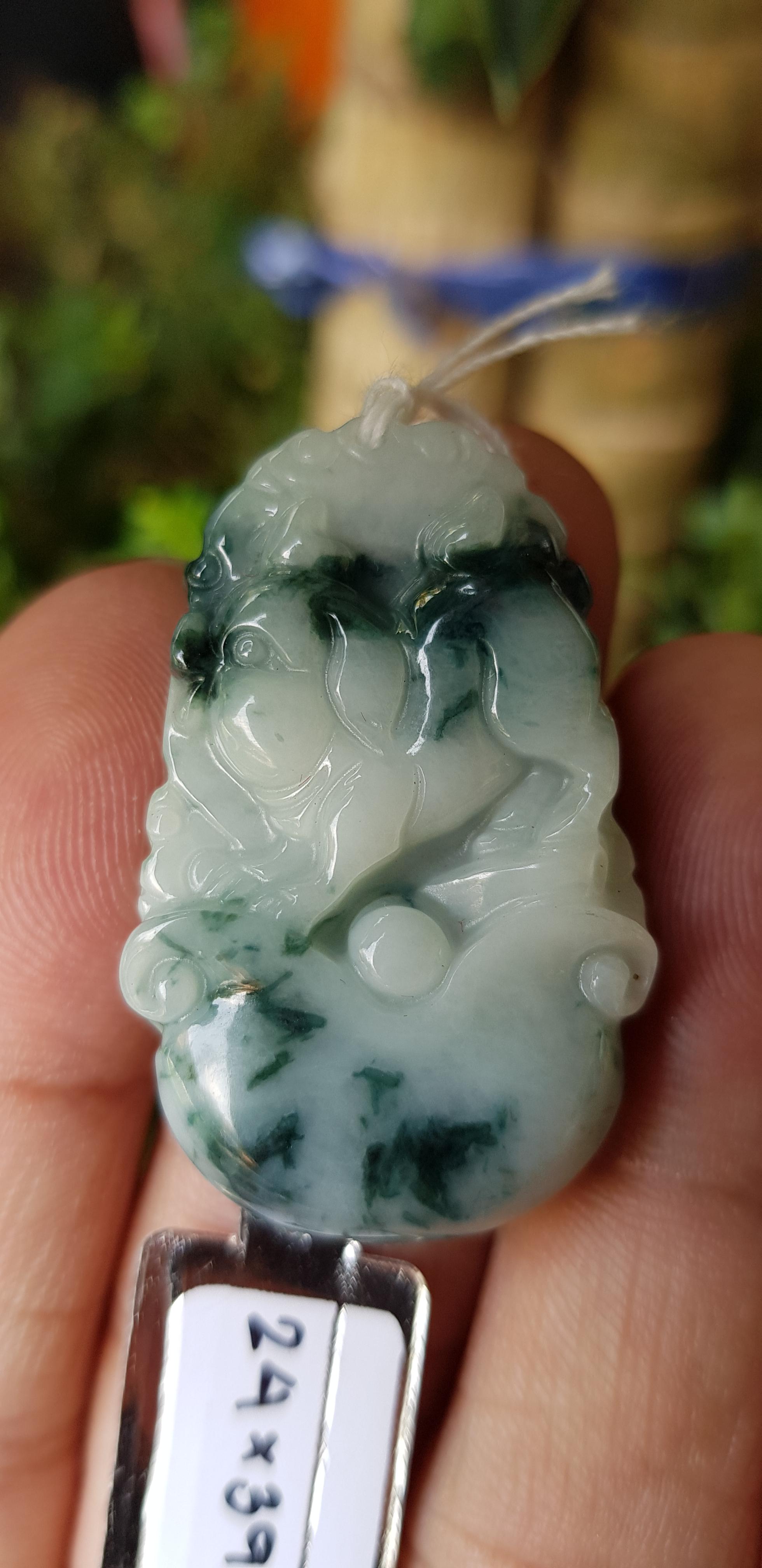 หยก พม่า แท้ Jade จี้หยก (jadeite) แกะสลักรูปสุนัข (ปีจอ) ดิบ ไม่ผ่านการปรับปรุง (Type A) พม่า (Myanmar)
