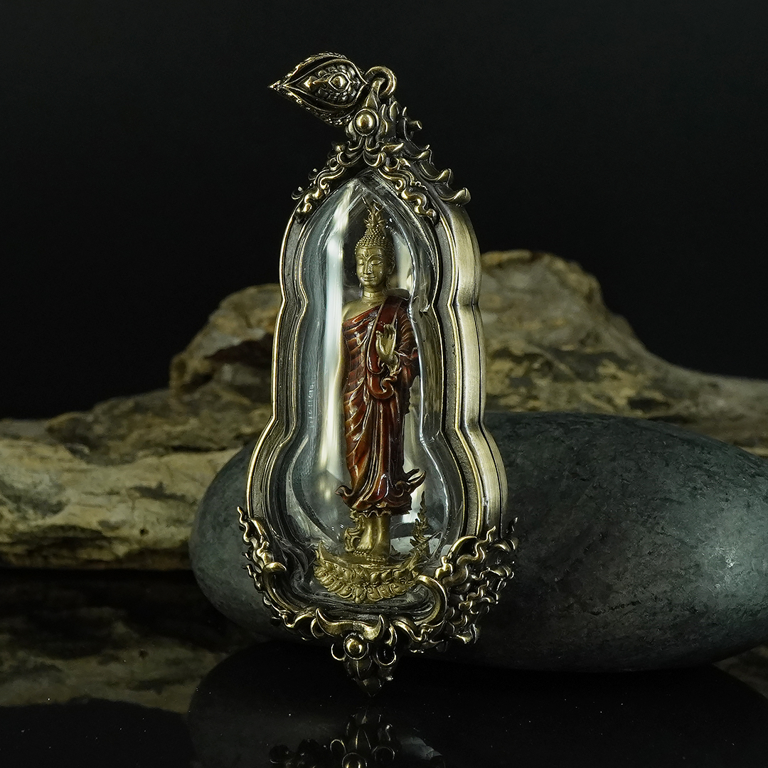 พระพุทธศิริสุขมั่นคงทรัพย์พร้อมเลี่ยมกรอบ รหัส 6 เนื้อทองสัมฤทธิ์ลงยาจีวร