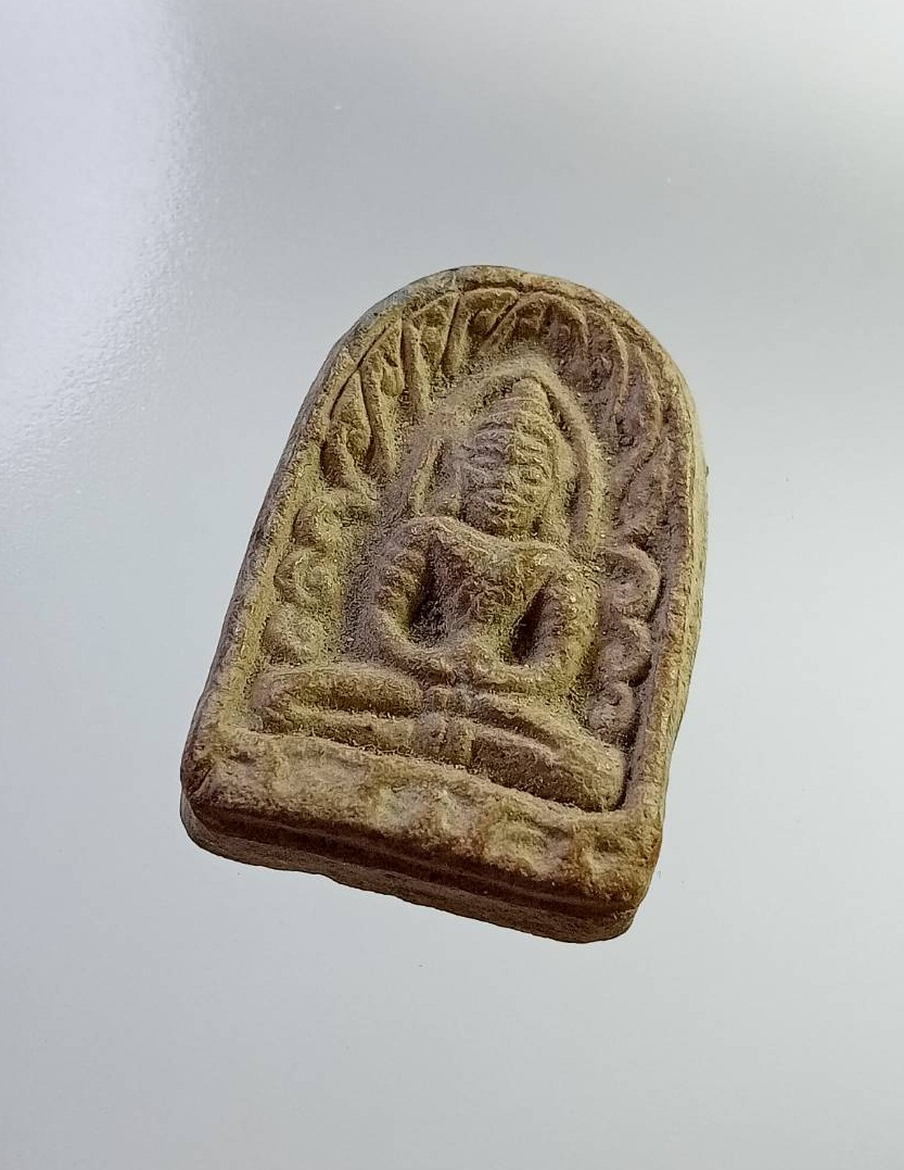 ผ2830 พระซุ้มกอ หลังลายผ้า เนื้อดิน ไม่ทราบที่ครับ