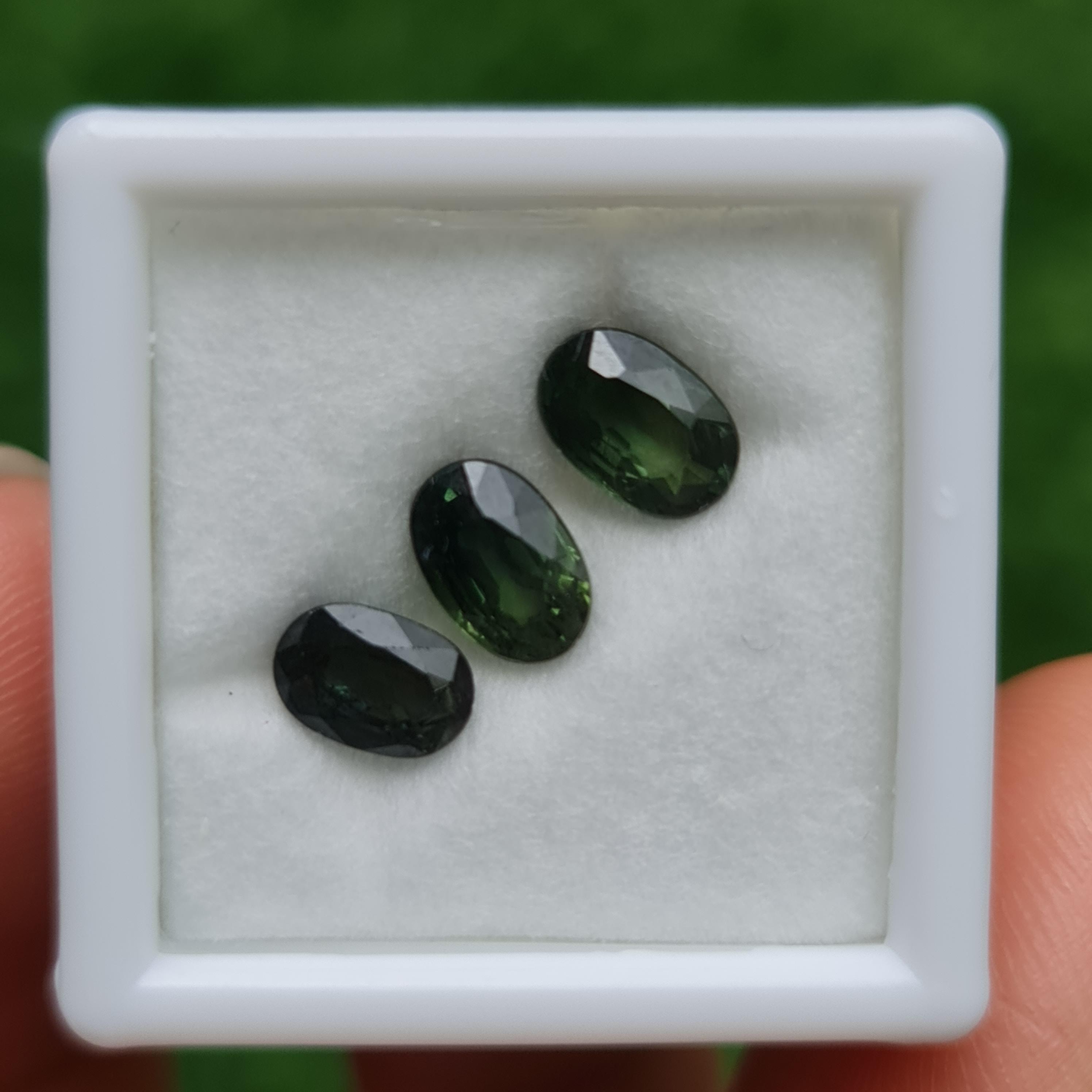 พลอย เขียวส่อง Green Sapphire 2.88 กะรัต (Cts.) 3 เม็ด (Pcs.) พลอยแท้ อัญมณีมงคลประจําวันเกิด เครื่องประดับพลอย