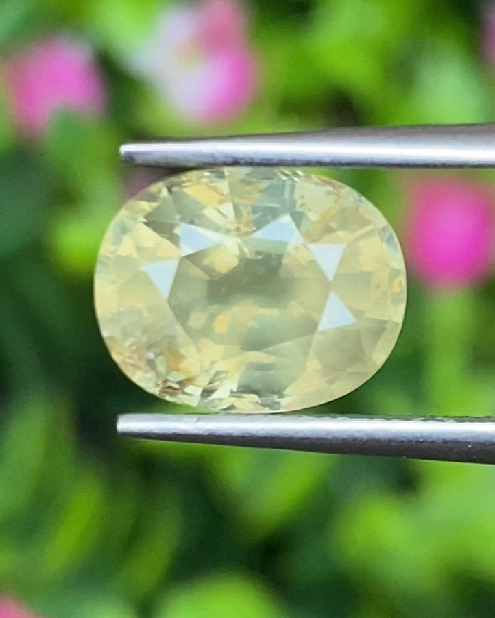 พลอย บุษราคัม yellow sapphire 3.68 กะรัต (Cts.) ดิบ (Unheated) พร้อมใบเซอร์ พลอยแท้ อัญมณีมงคลประจําวันเกิด เครื่องประดับพลอย