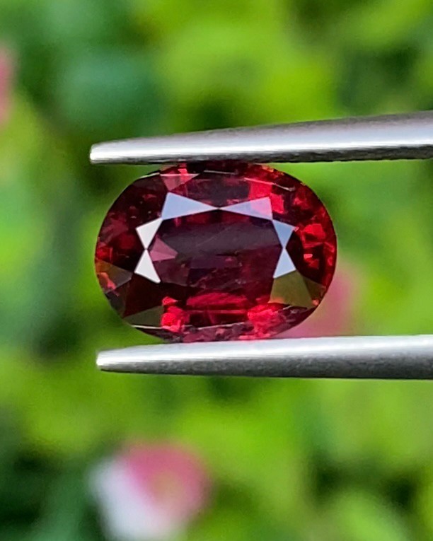 พลอย โรโดไลต์ กาเน็ท Rhodolite Garnet 2.23 กะรัต Cts.พลอยแท้ อัญมณีมงคลประจําวันเกิด เครื่องประดับพลอย
