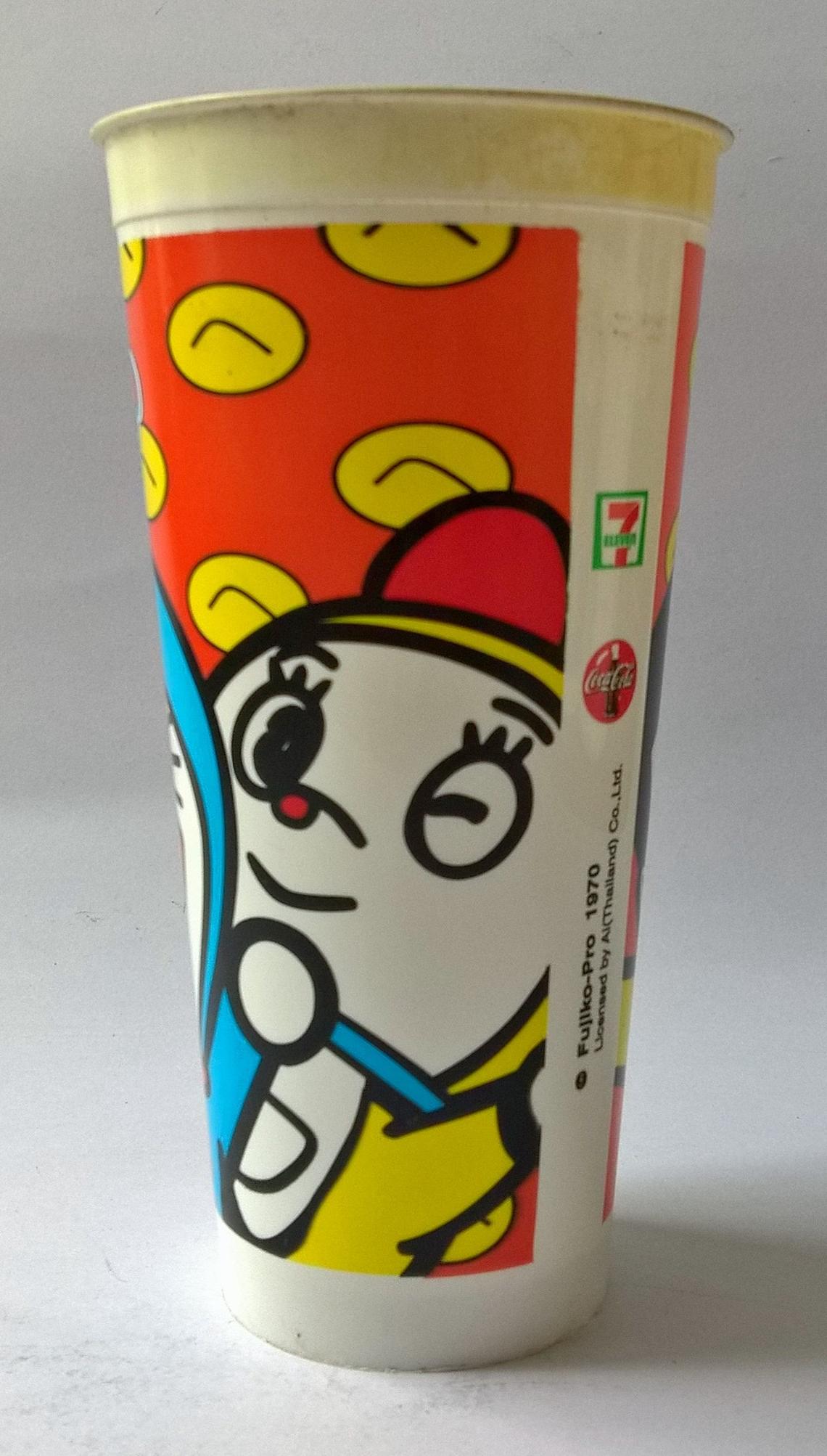 แก้วน้ำพลาสติกสีแดง งานเก่า พิมพ์ลาย โดราเอม่อนและเพื่อน จากการ์ตูน เรื่อง โดราเอม่อน DoraemonFujoko Pro 1970 ของสะสมจาก 7-11 ของเก่า โปรดตรวจสอบทุกภาพ