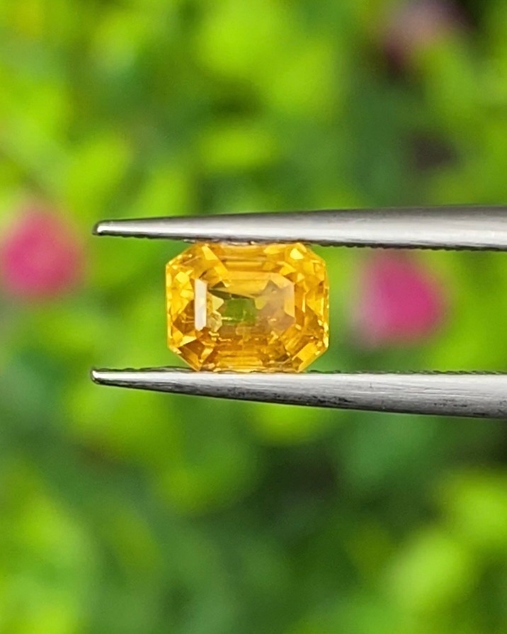 พลอย บุษราคัม Yellow Sapphire 0.93 กะรัต (Cts.) พลอยแท้ อัญมณีมงคลประจําวันเกิด เครื่องประดับพลอย