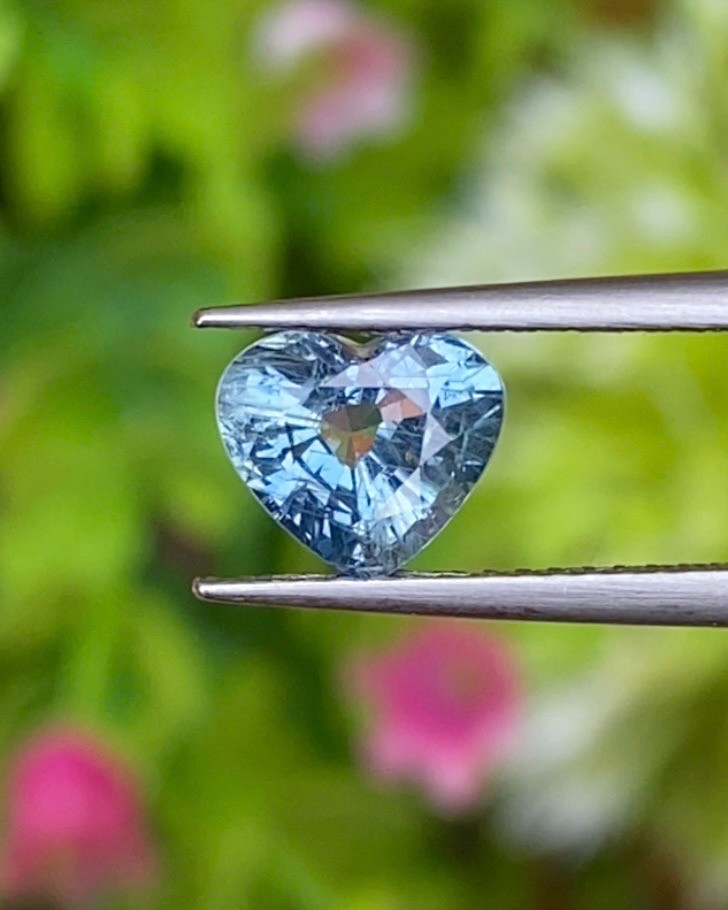 พลอย ไพลิน Blue Sapphire 1.33 กะรัต (Cts.) ดิบ (Unheated ) พร้อมใบเซอร์ (With Certificate) พลอยแท้ อัญมณีมงคลประจําวันเกิด เครื่องประดับพลอย