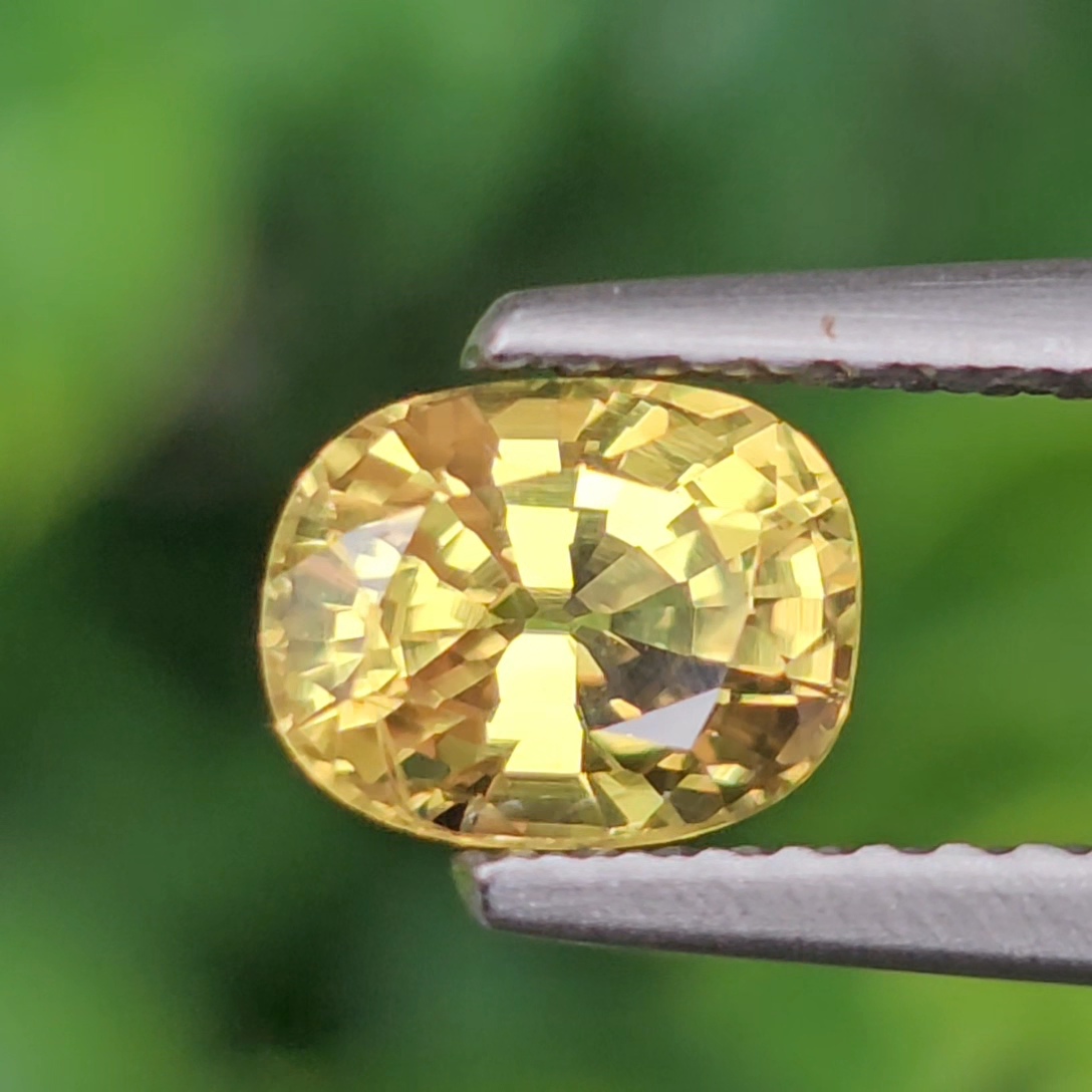 พลอย บุษราคัม yellow sapphire 1.17 กะรัต (Cts.) ดิบ (Unheated) พร้อมใบเซอร์ พลอยแท้ อัญมณีมงคลประจําวันเกิด เครื่องประดับพลอย