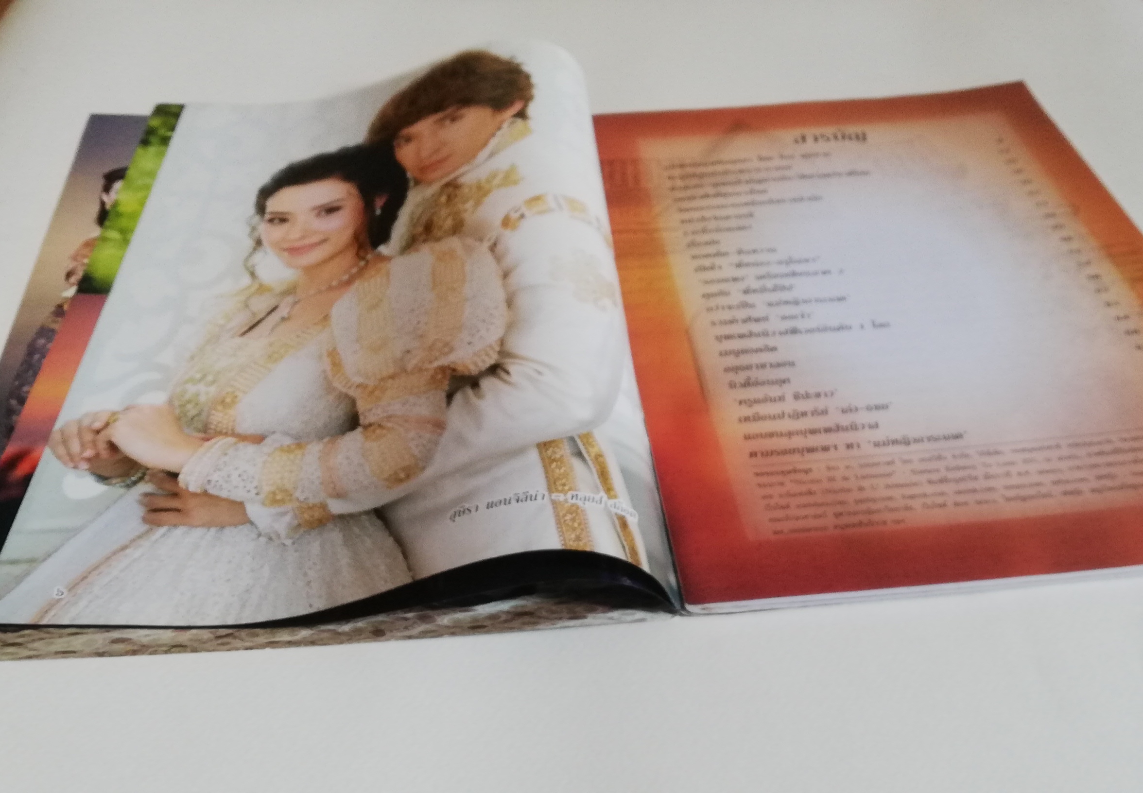 นิตยสารเก่าจากสยามดารา ละครทีวี บุพเพสันนิวาสฟีเวอร์ (1) สุดฟิน ช็อตเด็ด ซีนหวาน ทะลุมิติเรื่องจริงแผ่นดินพระนารายณ์ ภูมิทัศน์กรุงศรีอยุทธยา โอ่อ่าสง่างามเกินบรรยาย ต้องไม่พลาดมนต์ขลัแหล่งท่องเที่ยว ตามรอยบุพเพสันนิวาส