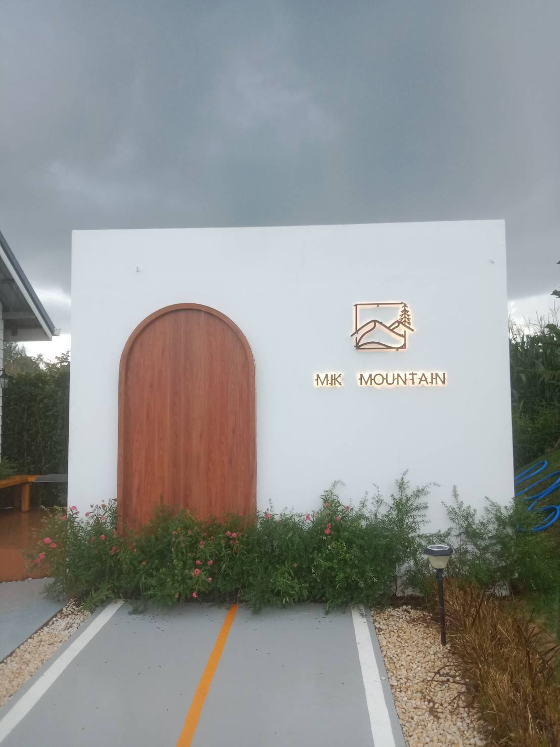 งานผลิตติดตั้ง ป้ายอักษรซิงค์ไฟออกหลัง ป้ายไฟติดหน้าร้าน